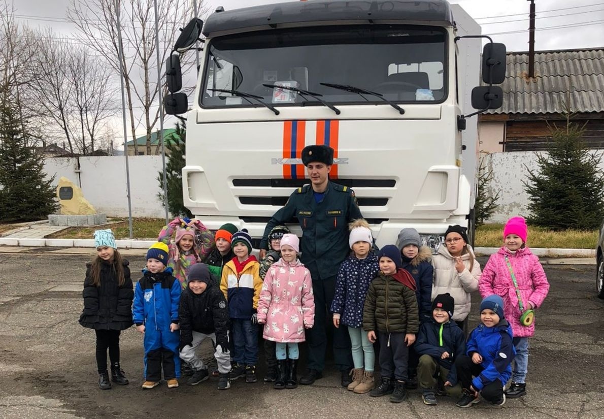 Малыши из биробиджанского детского сада побывали в гостях у бойцов МЧС  России - Новости - Главное управление МЧС России по Еврейской автономной  области