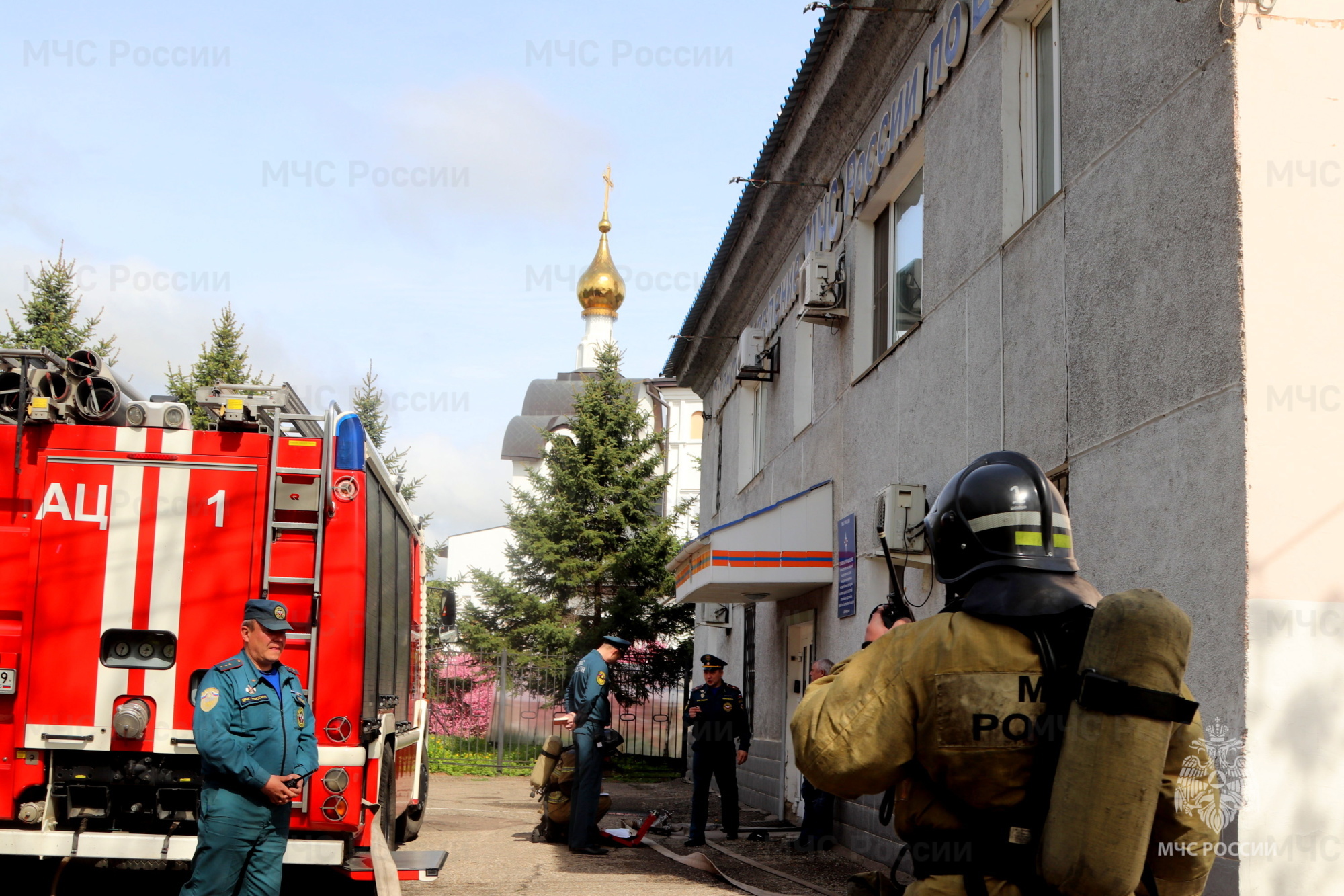 Биробиджанские пожарные проводили на пенсию водителя в лучших традициях  пожарной охраны - Новости - Главное управление МЧС России по Еврейской  автономной области