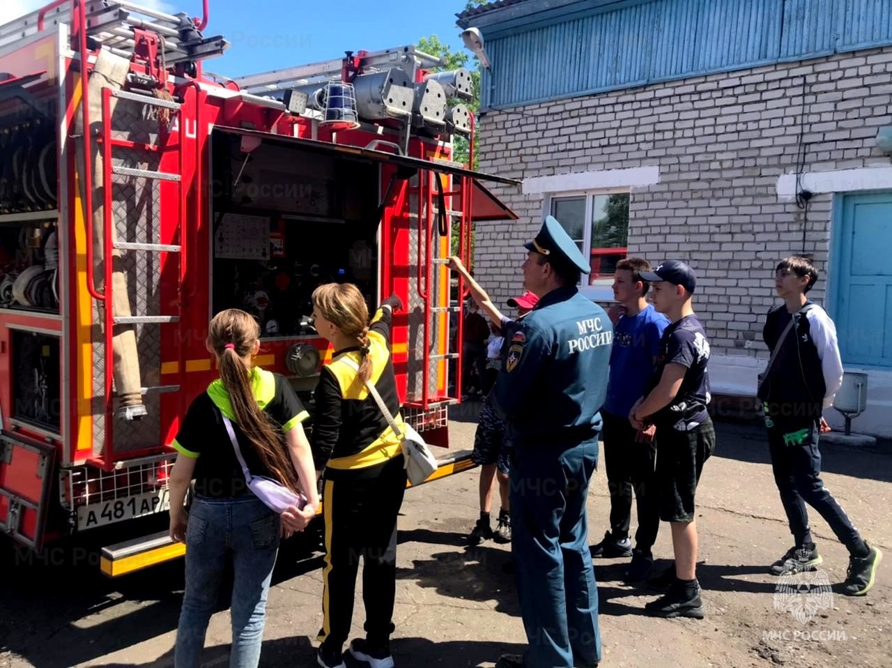 С увлекательной экскурсии в пожарную часть начались каникулы у школьников  Смидовичского района - Новости - Главное управление МЧС России по Еврейской  автономной области